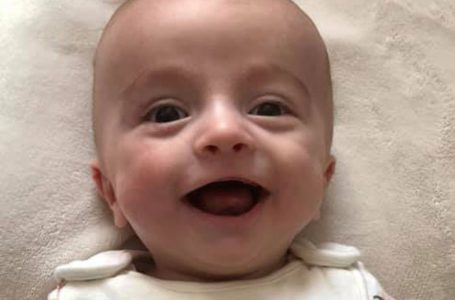 Bebé despertó de coma y lo primero que hace es sonreírle a su papá