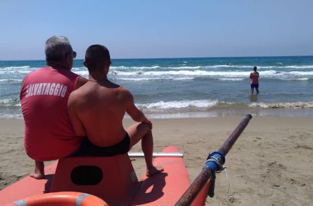 Un joven con Síndrome de Down rescató a un niña que se estaba ahogando en la playa