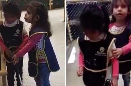 El tierno video de la niña que ayudó a su compañera a usar un bastón guía