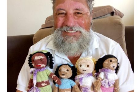 Un abuelo confecciona muñecas con vitiligo para hacer sentir mejor a su nieta