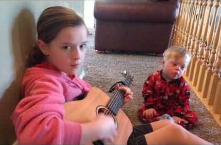 Esta niña le enseña palabras a su hermano con Síndrome de Down a través de canciones