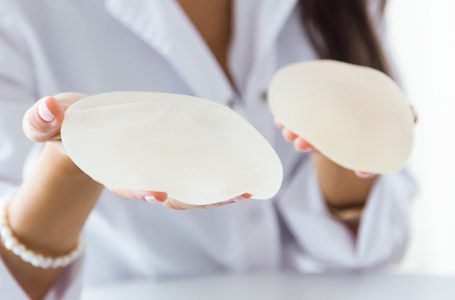 “Enfermedades que pueden suceder después de una cirugía de implantes mamarios”