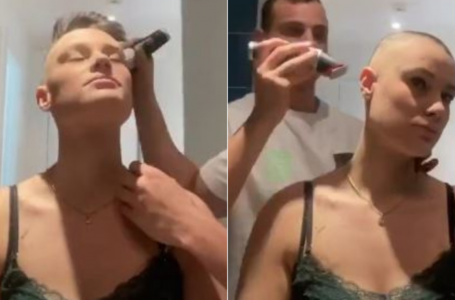 Un hombre se afeita su cabello para apoyar a su novia con alopecia